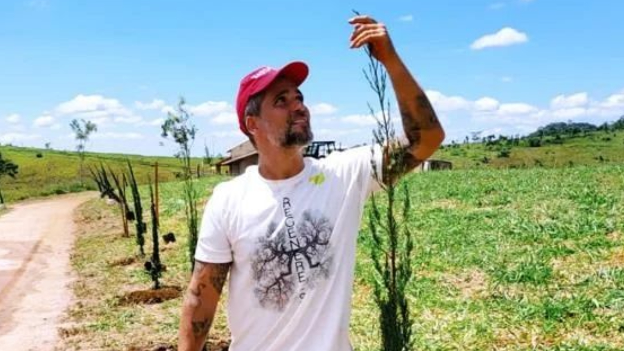 Bruno Gagliasso planta onze mil mudas no seu rancho: ”Seguirei resistindo”
