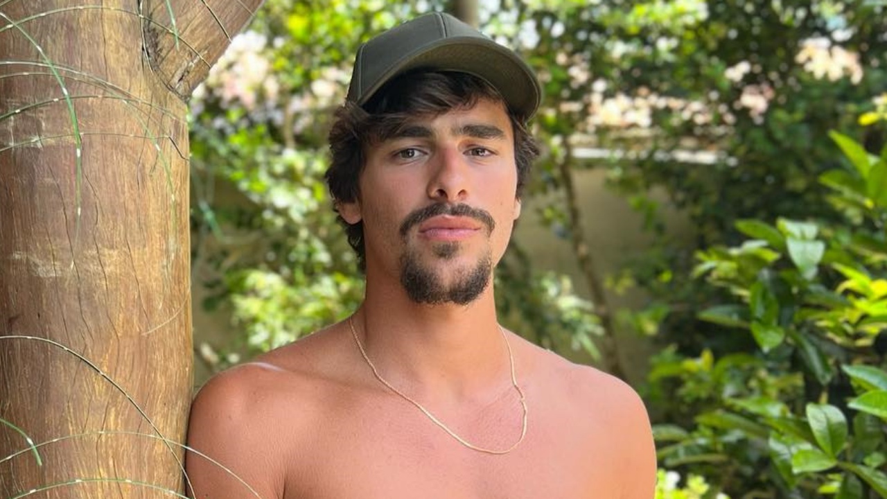 Bruno Montaleone posta clique ousado de cueca e fãs elogiam: ”Que homem lindo”