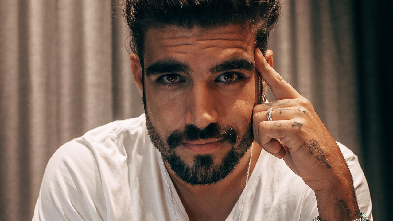 Caio Castro publica primeira foto com a nova namorada na rede social