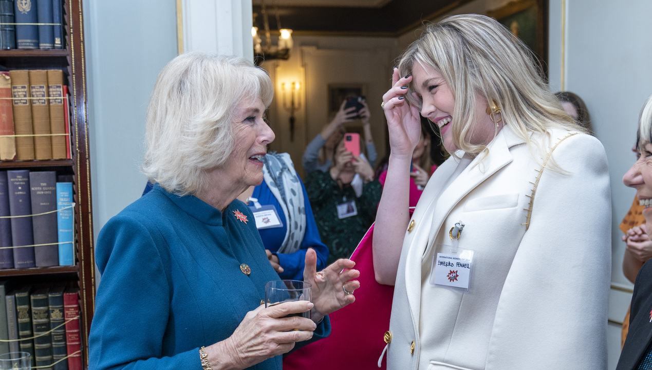Camilla Parker- Bowles se encontra com atriz que a interpreta na série The Crown