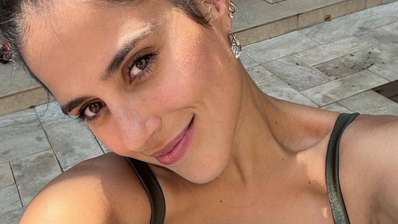 Com look coladinho, Camilla Camargo pega pesado na academia: ”Treino inspirado na Kelly Key”