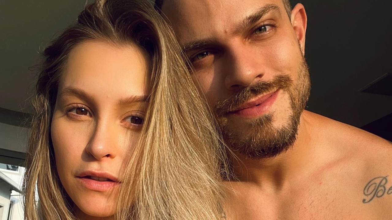 Carla Diaz comemora aniversário do noivo com trolagem