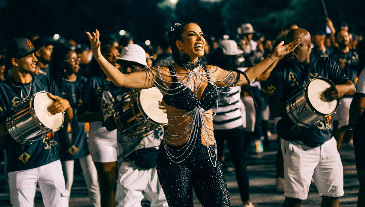 Carla Prata se diverte em ensaios de escolas de samba no Rio de Janeiro e em São Paulo