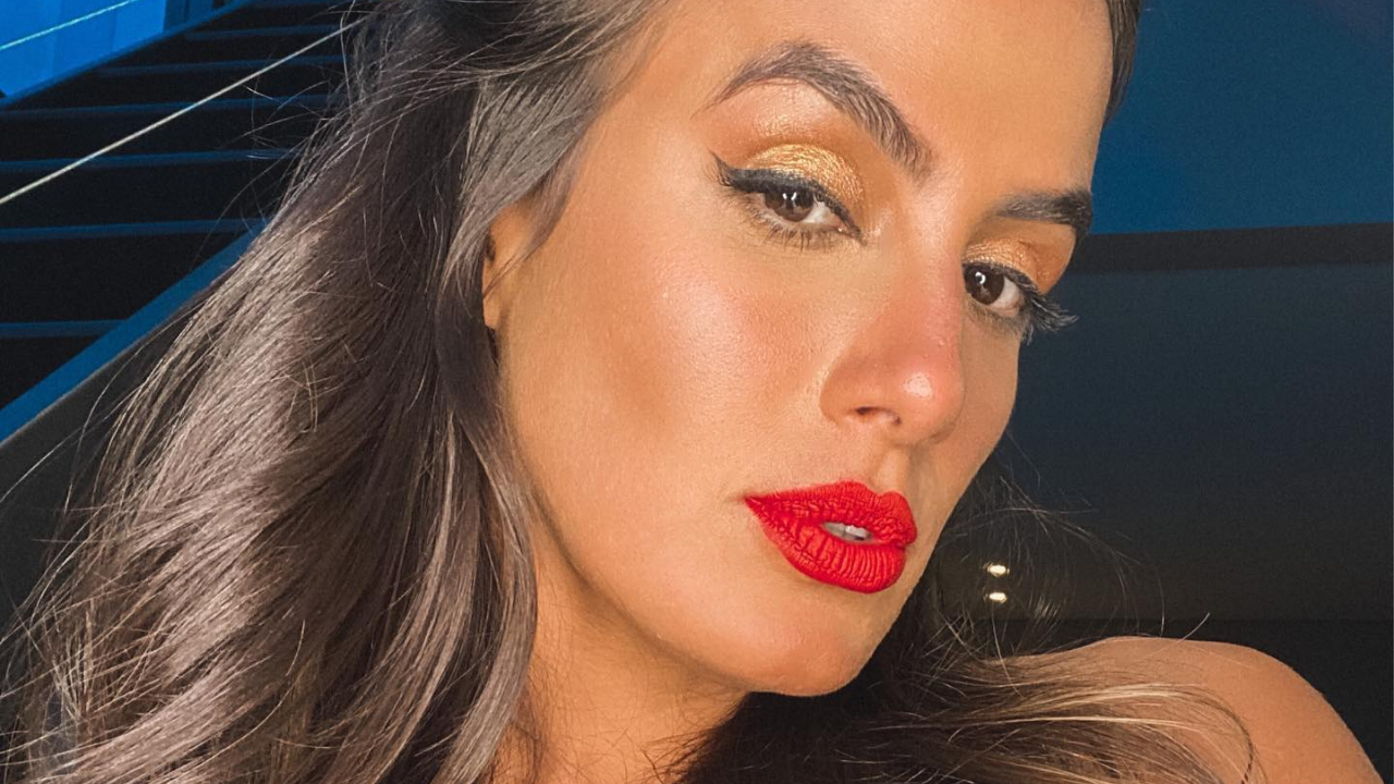 Carol Peixinho aproveita dia na praia com biquíni mínimo e corpão rouba a cena: ”Deusa”