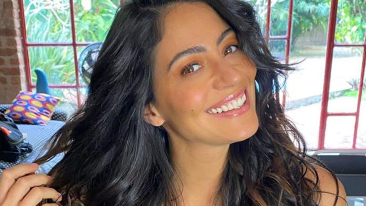 Carol Castro impressiona de fio dental e bumbum em forma rouba a cena na praia
