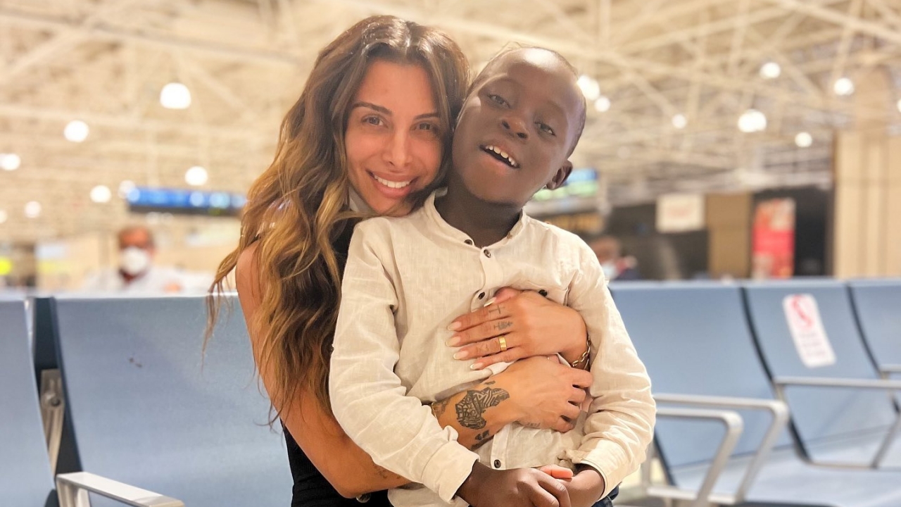 Caroline Haddad realiza sonho de ser mãe com adoção na África: ”O encontro mais lindo de nossas vidas”