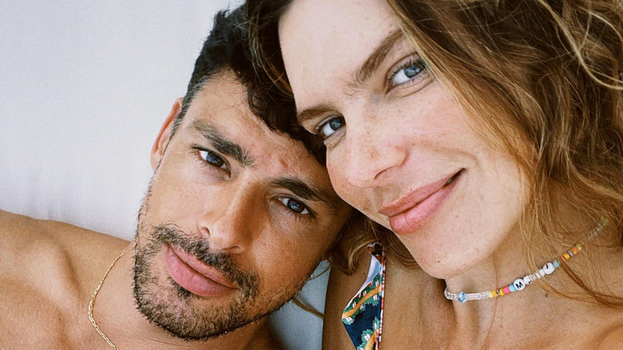 Cauã Reymond comemora 6 anos de relacionamento com Mariana Goldfarb