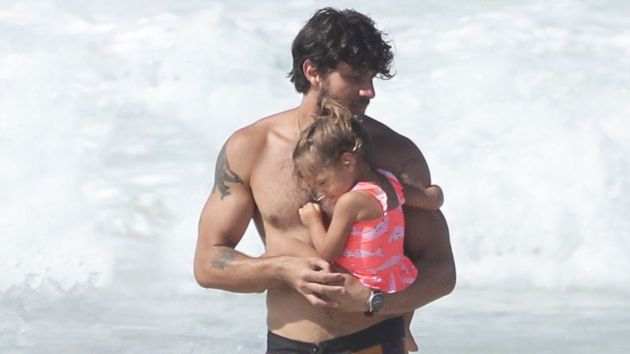 Chay Suede curte dia ensolarado com a filha, Maria, no Rio de Janeiro