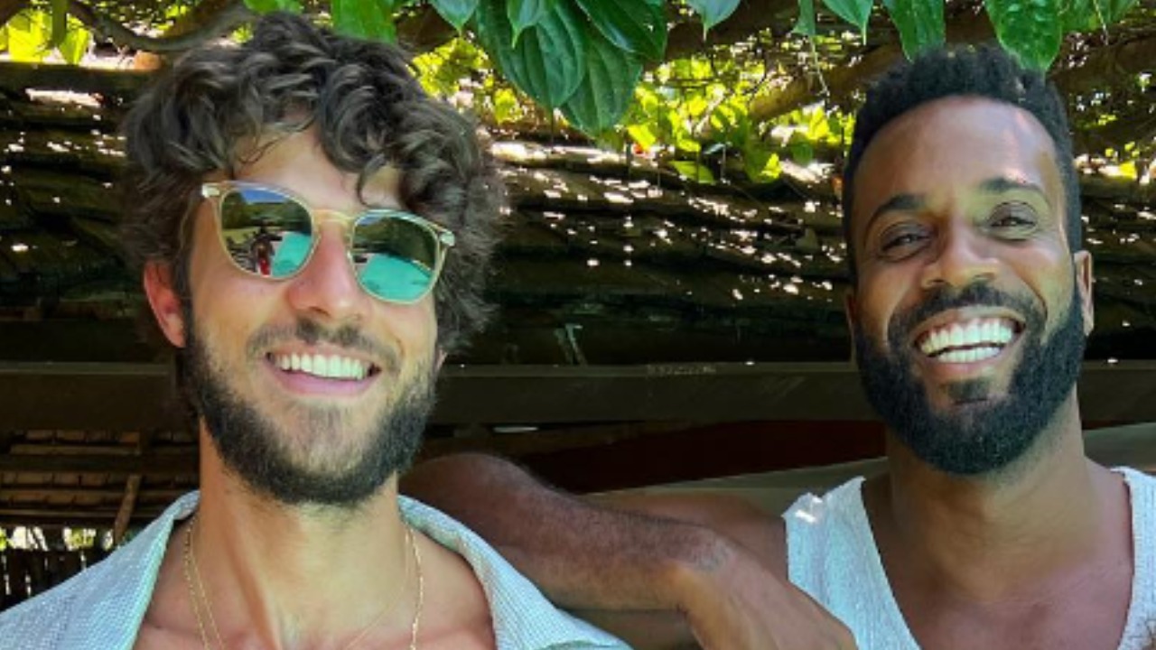 Chay Suede e Rafael Zulu surgem com os filhos recém-nascidos no sítio de Regina Casé: ”O grande dia”