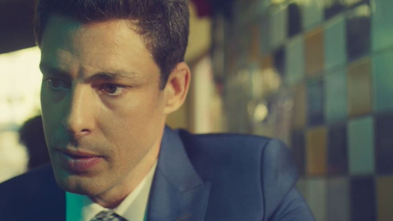 Christian comete loucura ao ver beijo de Lara e Ravi em ‘Um Lugar ao Sol’