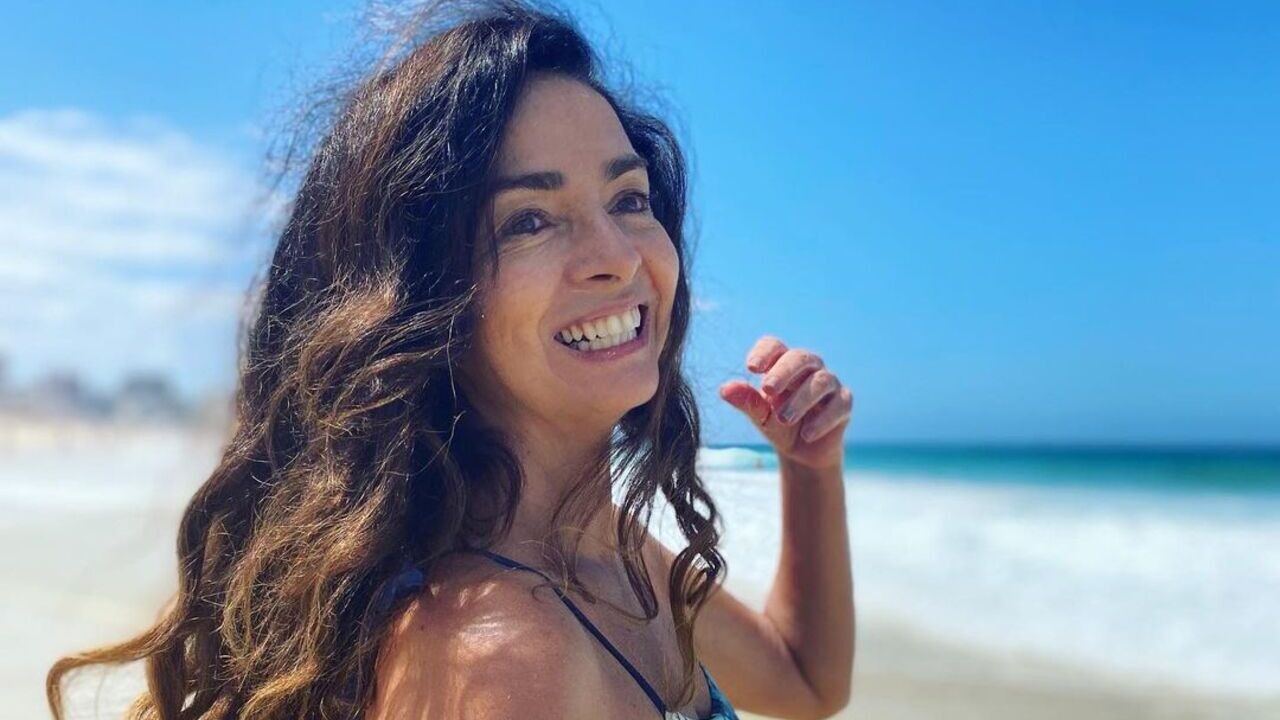 Aos 59 anos, Claudia Ohana exibe corpaço na praia e impressiona