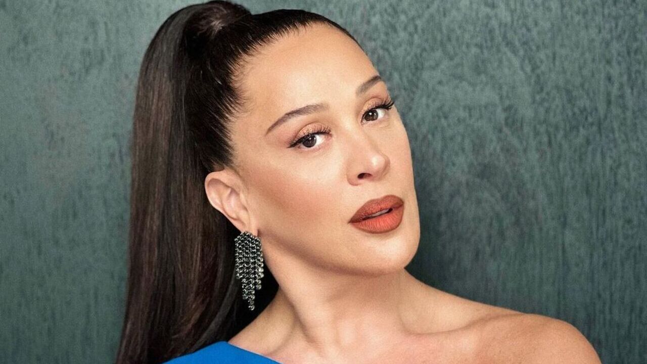 De body fio dental, Claudia Raia exibe curvas volumosas e impressiona: ”Que loucura”