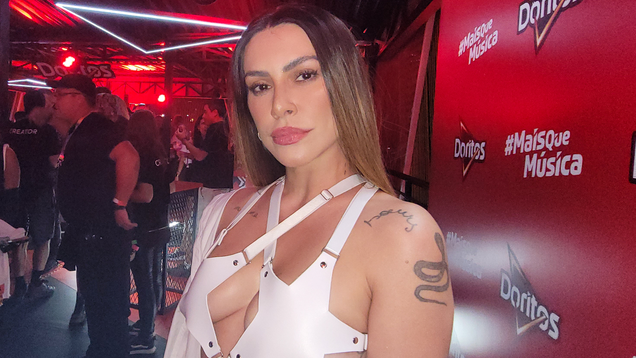 No Lollapalooza, Cleo rouba a cena ao cobrir apenas o necessário com look recortado