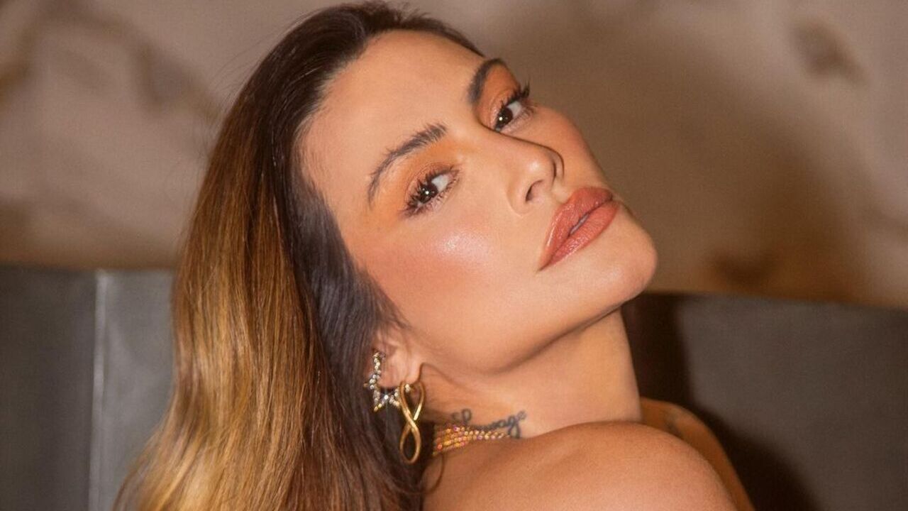 Cleo aposta em vestido micro transparente e rouba a cena: ”Esmurrou sem dó”