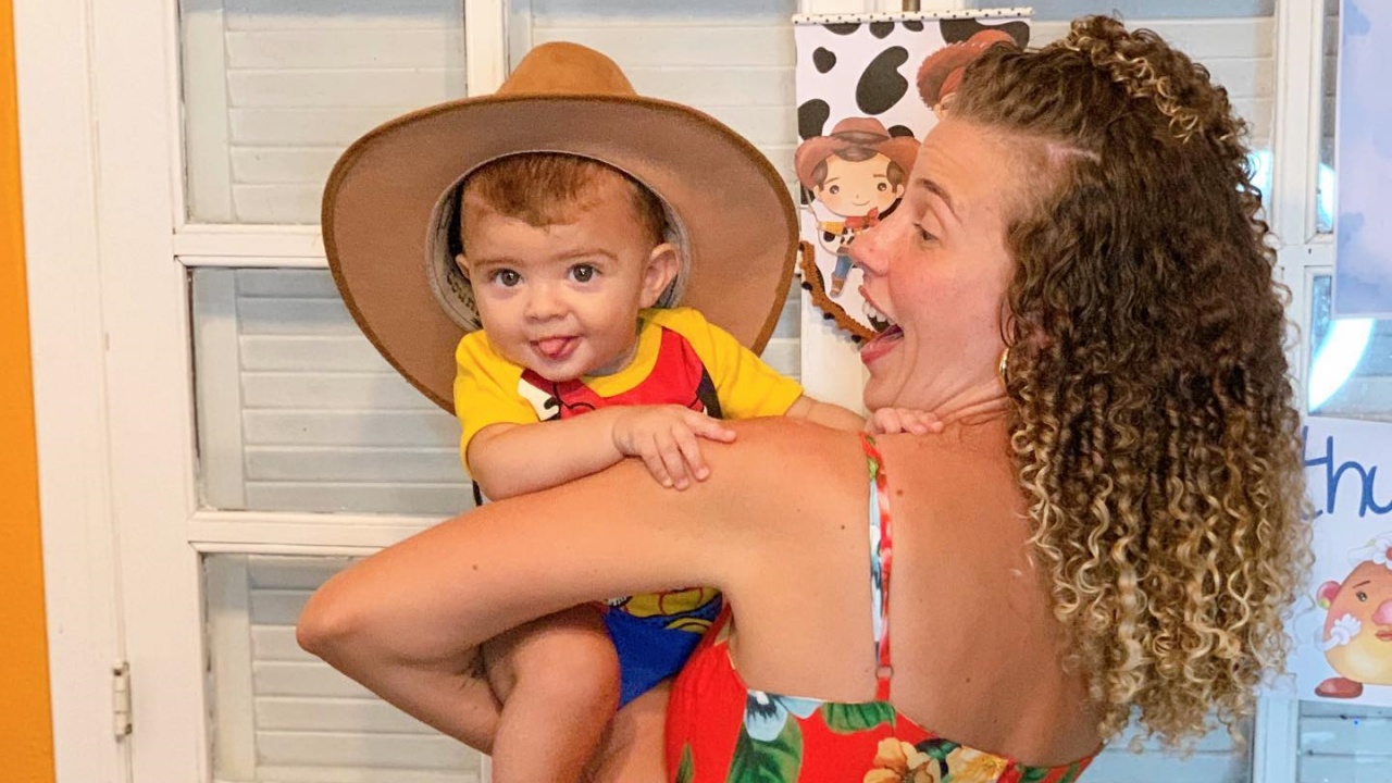 Debby Lagranha comemora o sexto mês do filho: ”Você é muito especial”