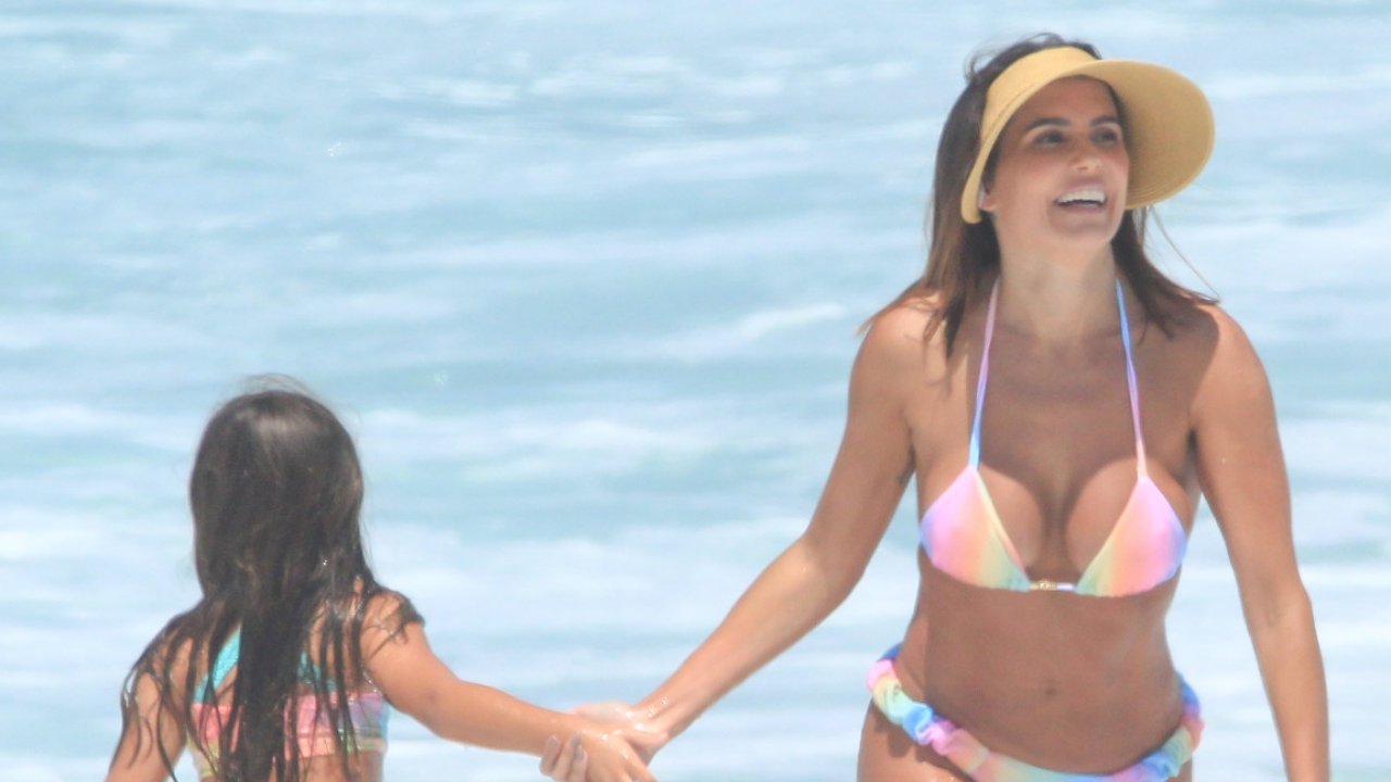 Deborah Secco e a filha combinam biquínis em dia de praia no Rio
