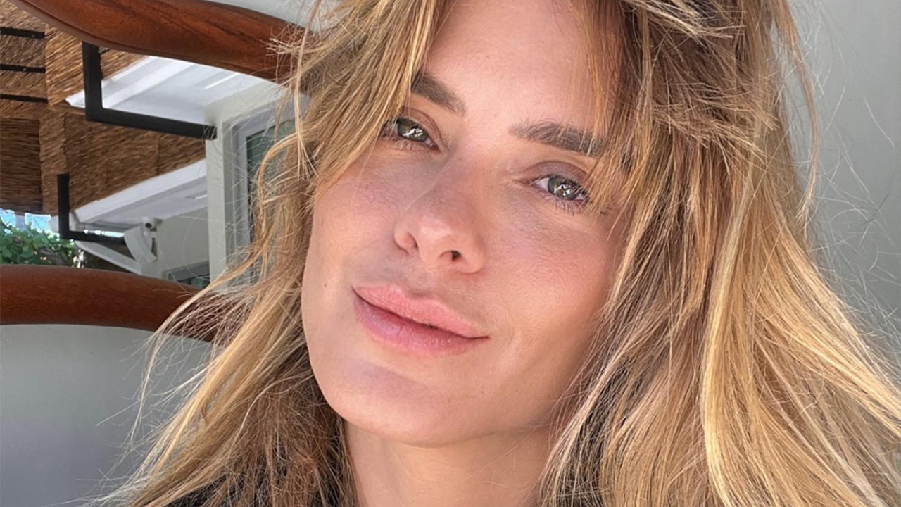 Em clima de TBT, Carolina Dieckmann publica foto ousada e deixa os fãs boquiabertos