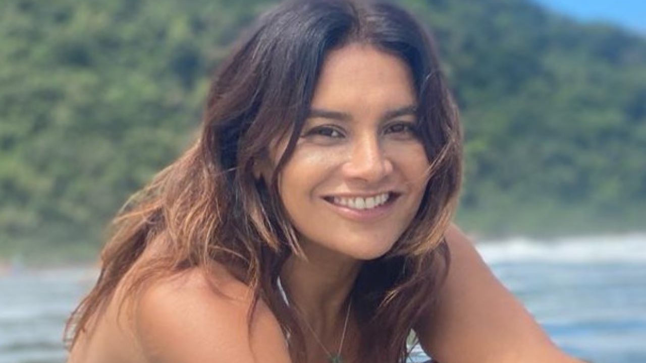 Dira Paes ganha elogios ao surgir na praia com biquíni de crochê: ”O mar cura”