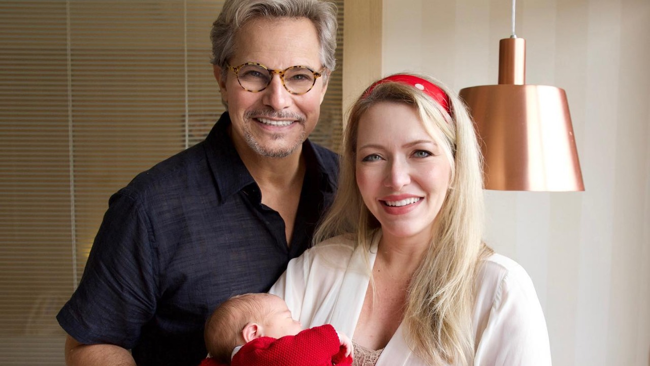 Edson Celulari e Karin Roepke exibem bastidores de ensaio newborn da filha Chiara: ”Fofura”