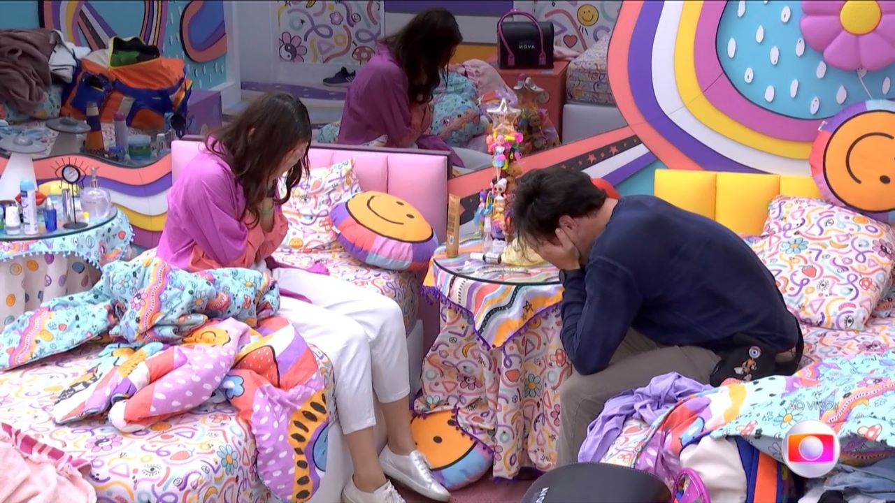 BBB 22: Enquanto brothers comemoram pulando na piscina, Eliezer e Eslovênia lamentam saída de Vinicius