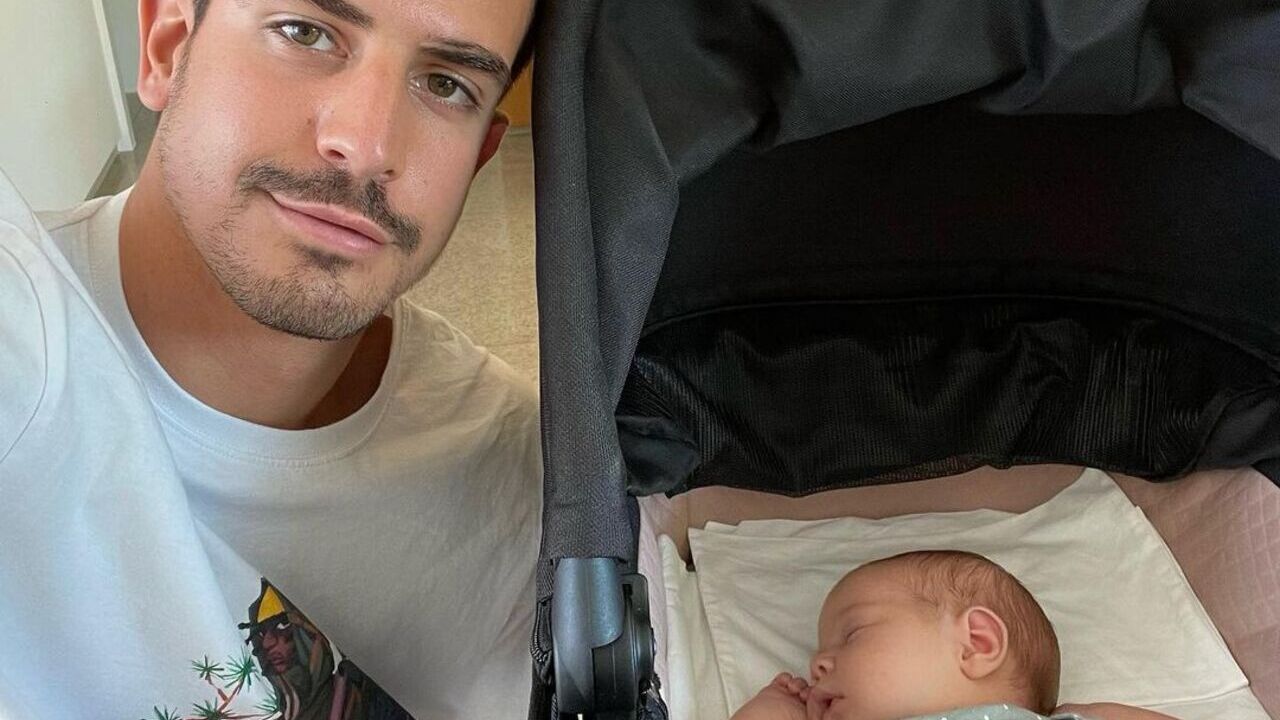 Enzo Celulari encanta ao mostrar fotos da irmã tomando banho