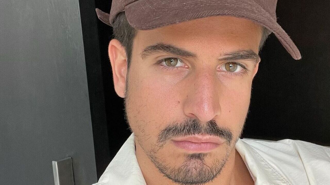 Enzo Celulari encanta ao fazer foto com as irmãs