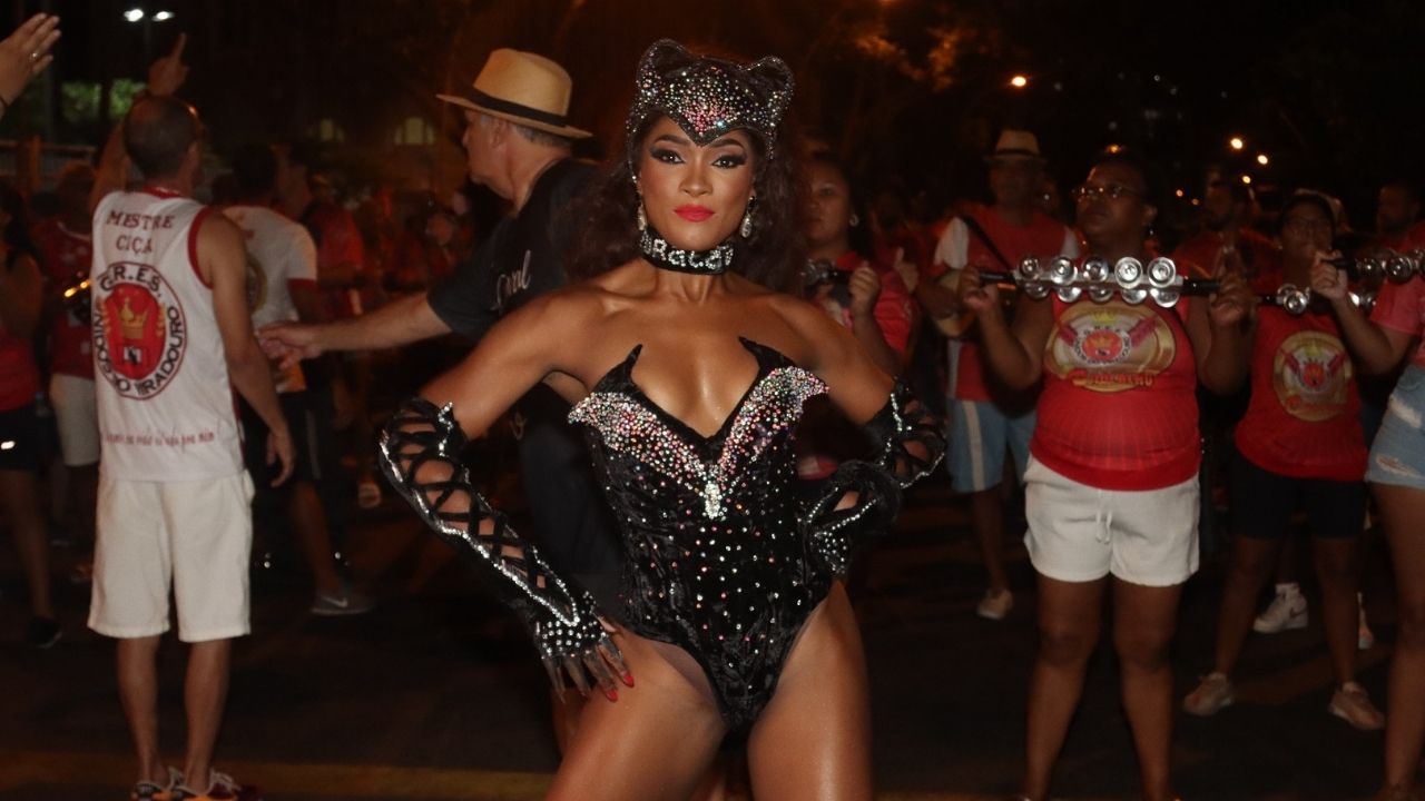Erika Januza brilha com fantasia em homenagem a Luma de Oliveira em ensaio da Viradouro