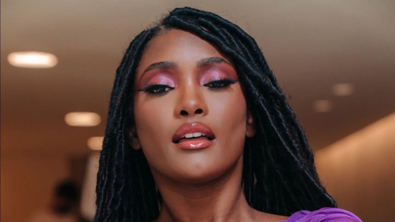 De biquíni, Erika Januza exibe toda a sua beleza em clique deslumbrante na sacada: ”Rio é tão lindo”