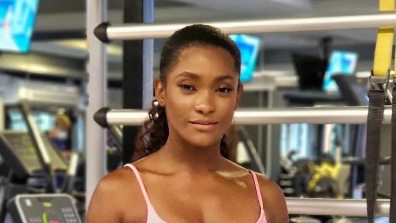 Erika Januza celebra habilitação de moto e conta história emocionante sobre o pai: ”Dedico a ele”
