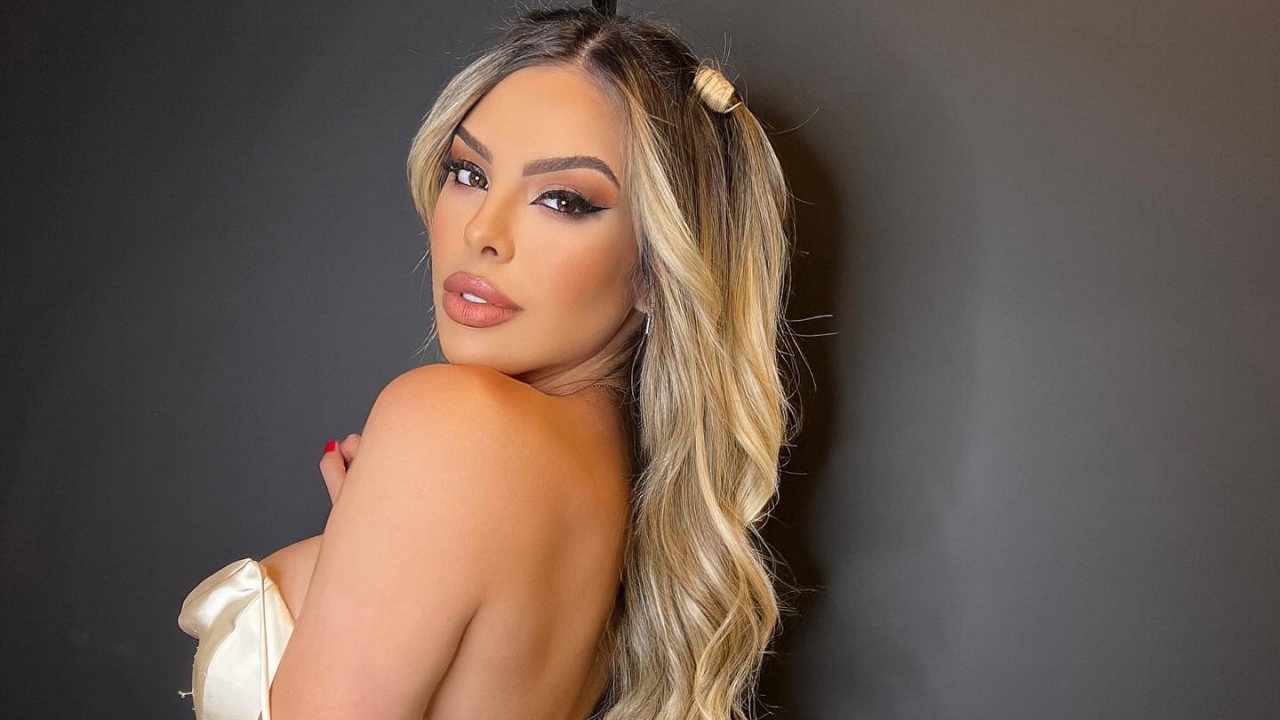 Eva Canalonga impressiona ao mostrar boa forma em ensaio com body de renda