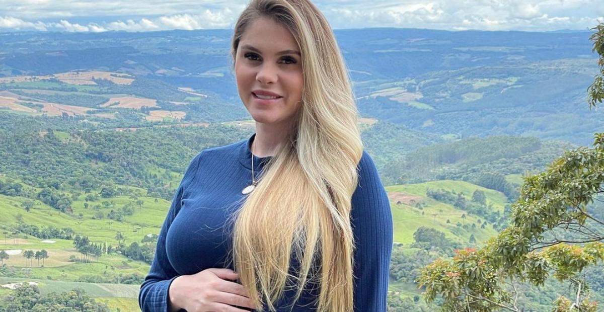 Bárbara Evans mostra barrigão na reta final da gravidez: ”8 meses”