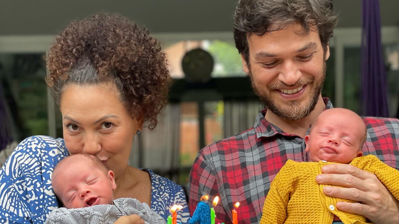 Fabiula Nascimento posta clique dos filhos gêmeos com Emilio Dantas no colo das avós: ”Quanta beleza!”