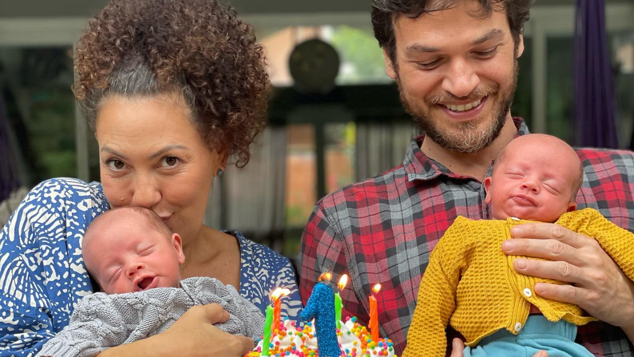 Fabiula Nascimento compartilha cliques amamentando os filhos e brinca: ”Rodízio R$9,99”