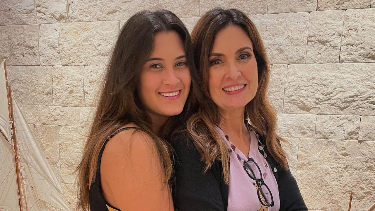 Filha de Fátima Bernardes solta a voz em bar e semelhança com a mãe impressiona a web