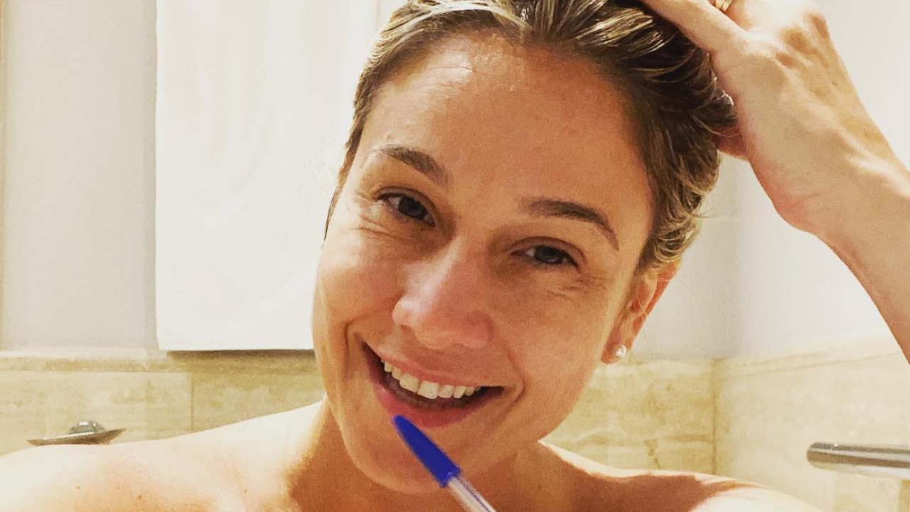 Fernanda Gentil surge trabalhando na banheira e brinca com meme de Viih Tube: ”Tomo menos banho que vocês”