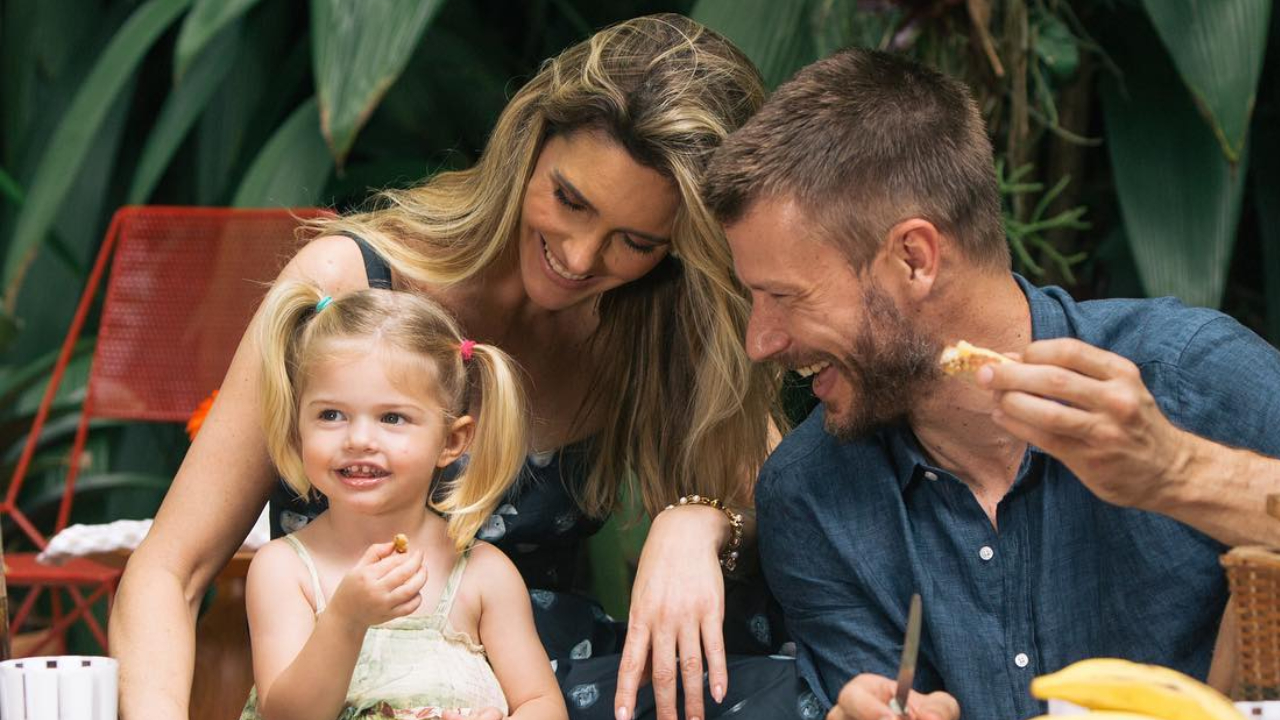 Fernanda Lima e Rodrigo Hilbert posam para fotos com a filha, Maria Manoela, e encantam