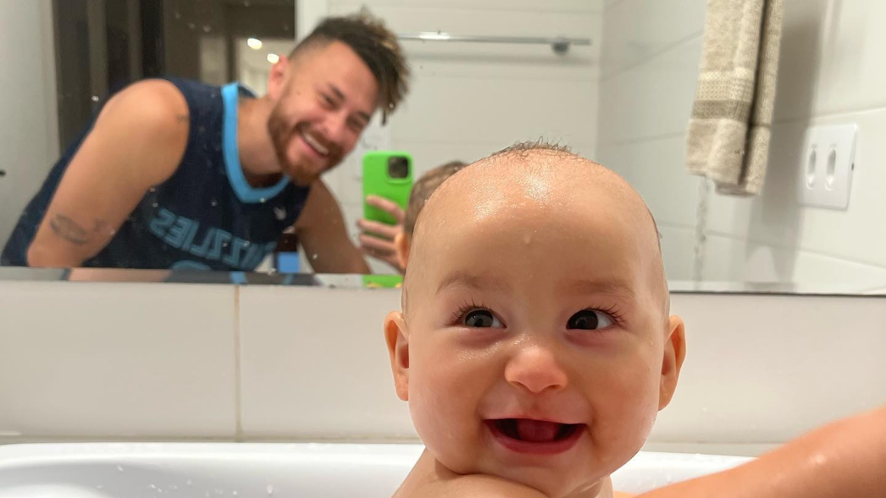 Fred publica cliques fofíssimos do filho, Cris, e brinca: ”Cara de modelo ou carinha de mulhék?”