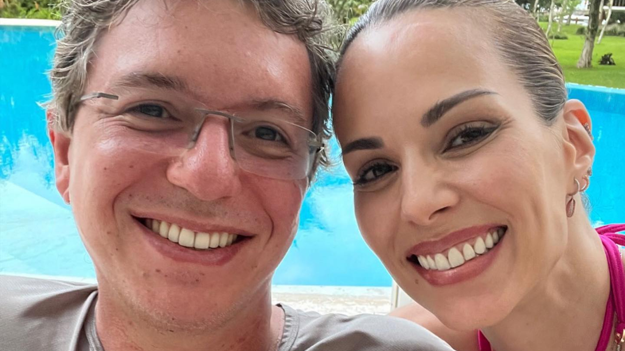 Ana Furtado e Boninho desembarcam juntinhos em Paris: ”Salut”