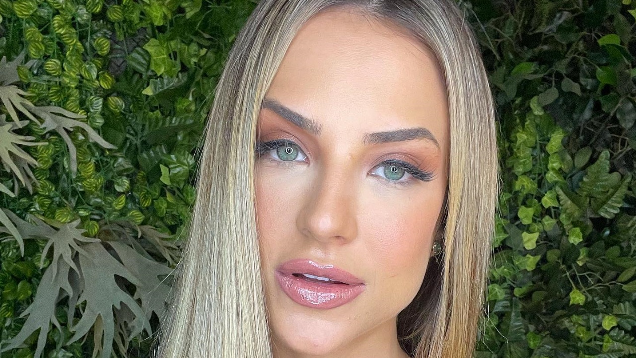 Gabi Martins puxa fio-dental até o limite e mostra marquinha do bronzeado: ”Último dia off”