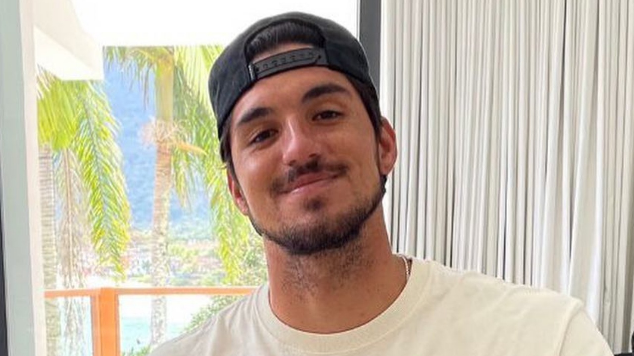 Solteiro, Gabriel Medina curte passeio de lancha em Santa Catarina: ”Vivendo”