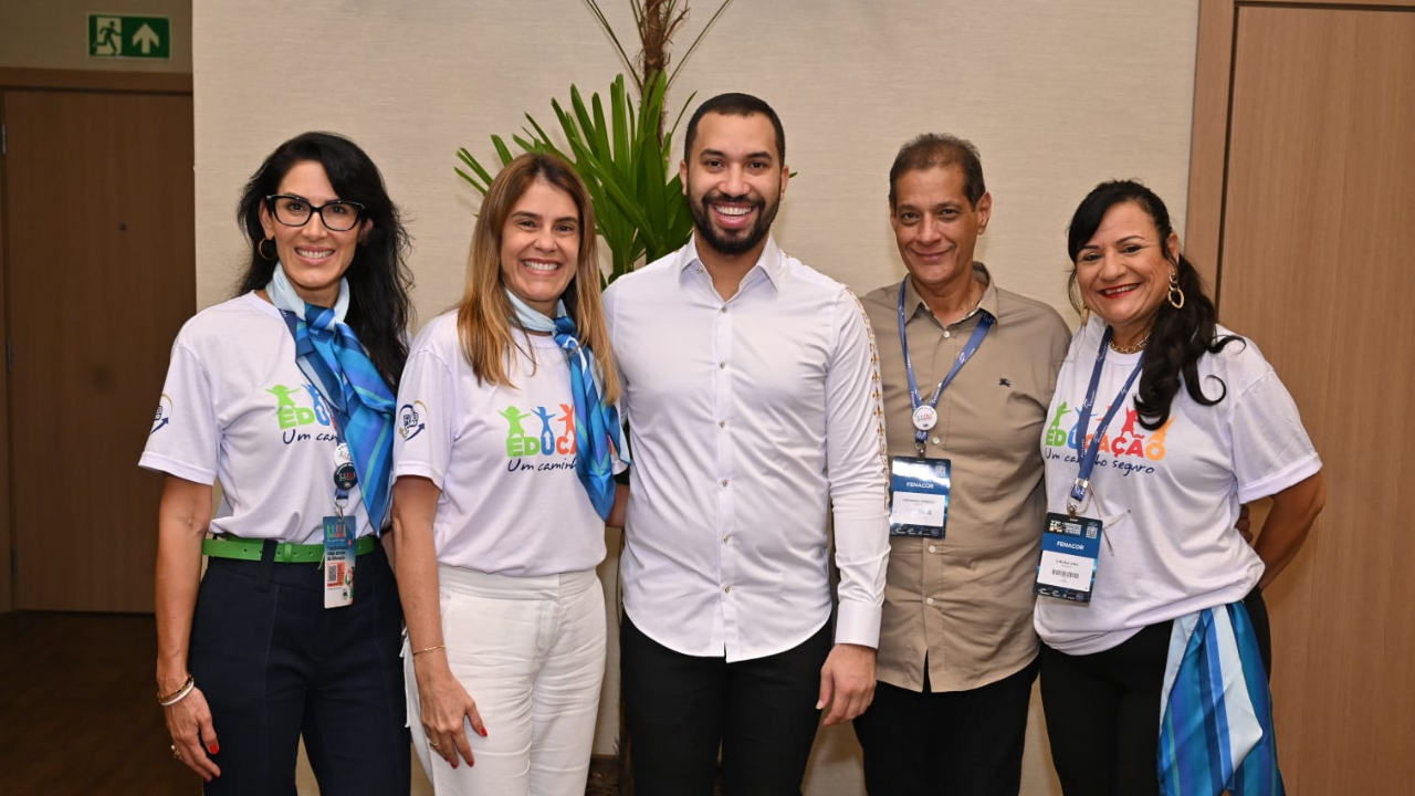 Gil do Vigor palestra no 22º Congresso Brasileiro dos Corretores de Seguros e é homenageado