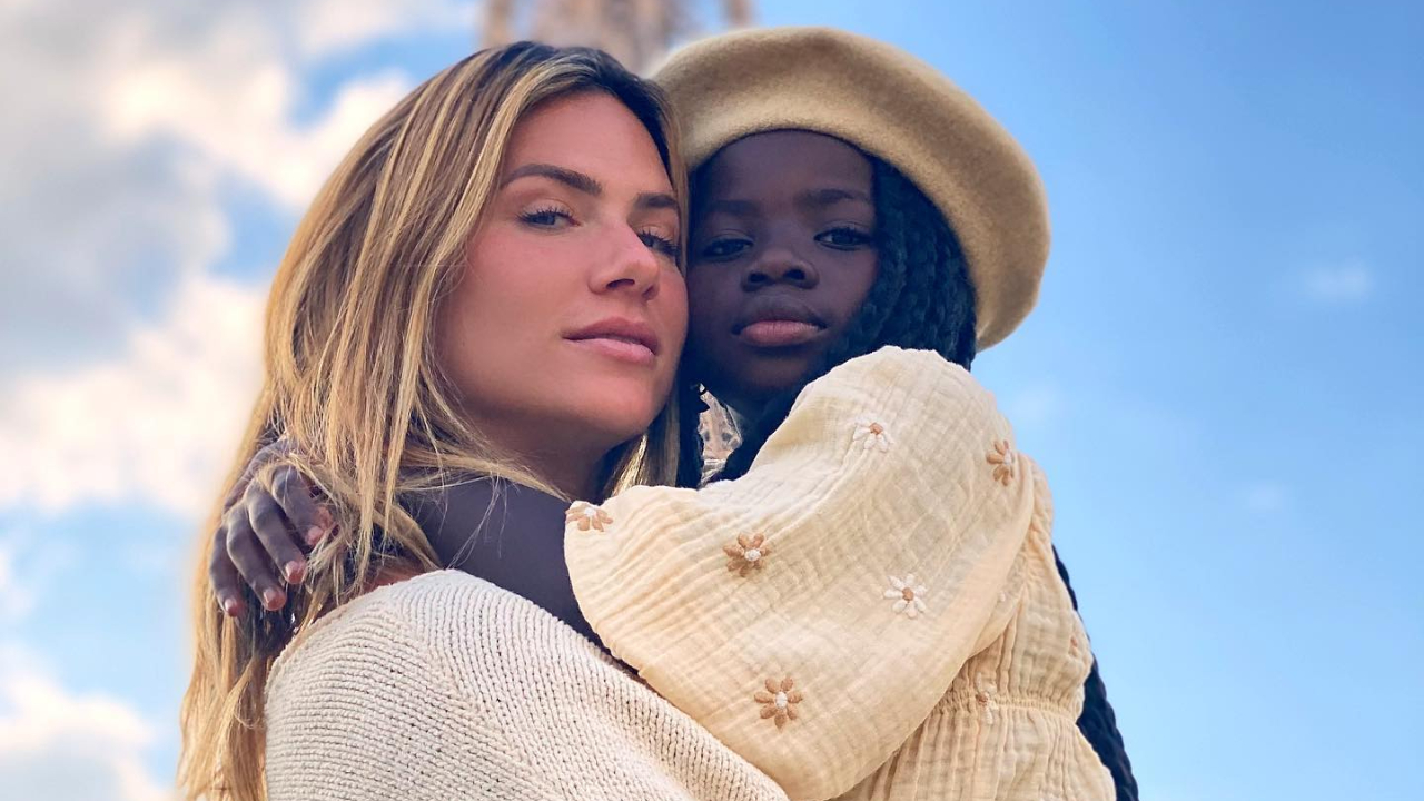 Giovanna Ewbank flagra Titi brincando com gatinho e web se derrete: ”Tão lindinhos”