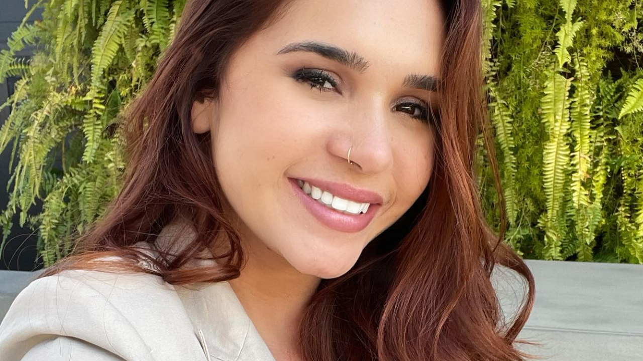 De calcinha, ex-BBB Gizelly Bicalho dispensa sutiã em ensaio ousado: ”Mood diferente”