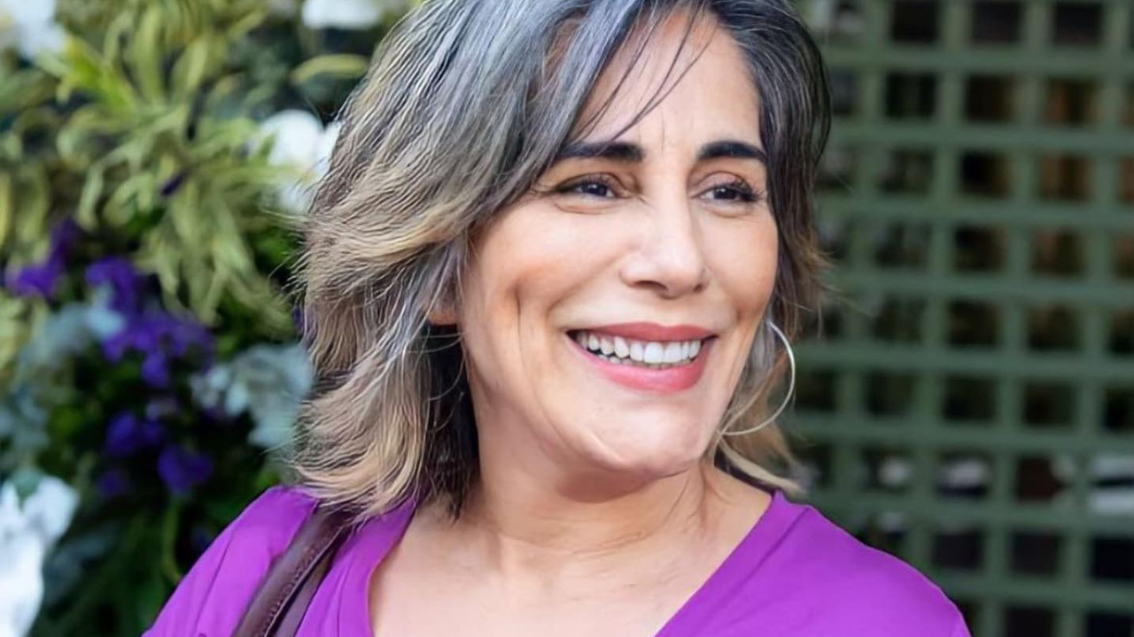 Renovando o bronzeado, Gloria Pires surge de cara lavada e beleza natural impressiona
