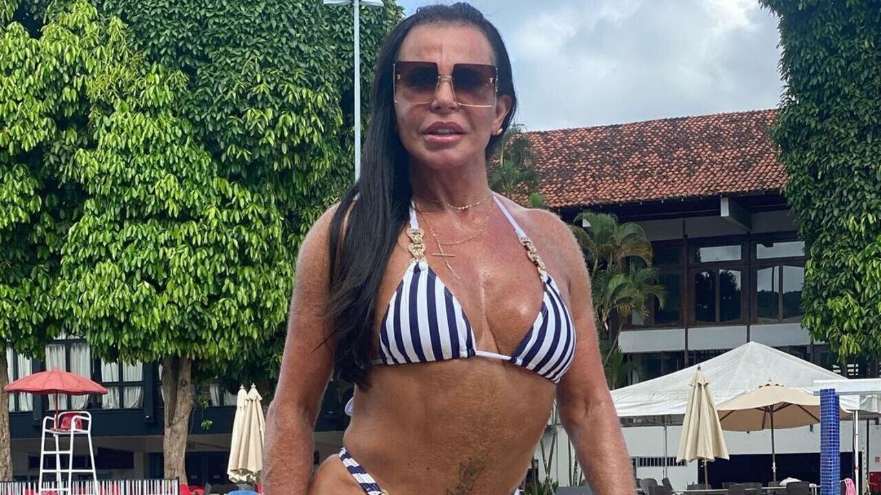 De biquíni, Gretchen rouba a cena na piscina com corpaço