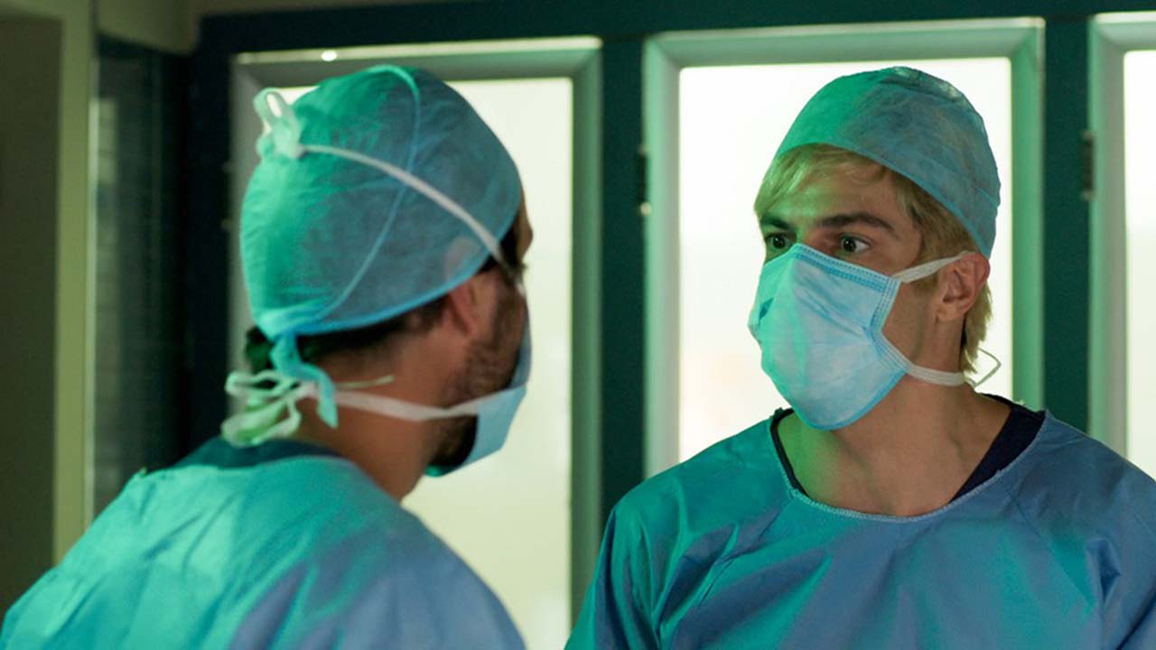 No corpo de Guilherme, Flávia desmaia na cirurgia em ‘Quanto Mais Vida, Melhor’