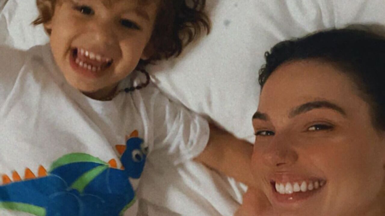 Isis Valverde faz skincare na companhia do filho e encanta: ”Que amor”