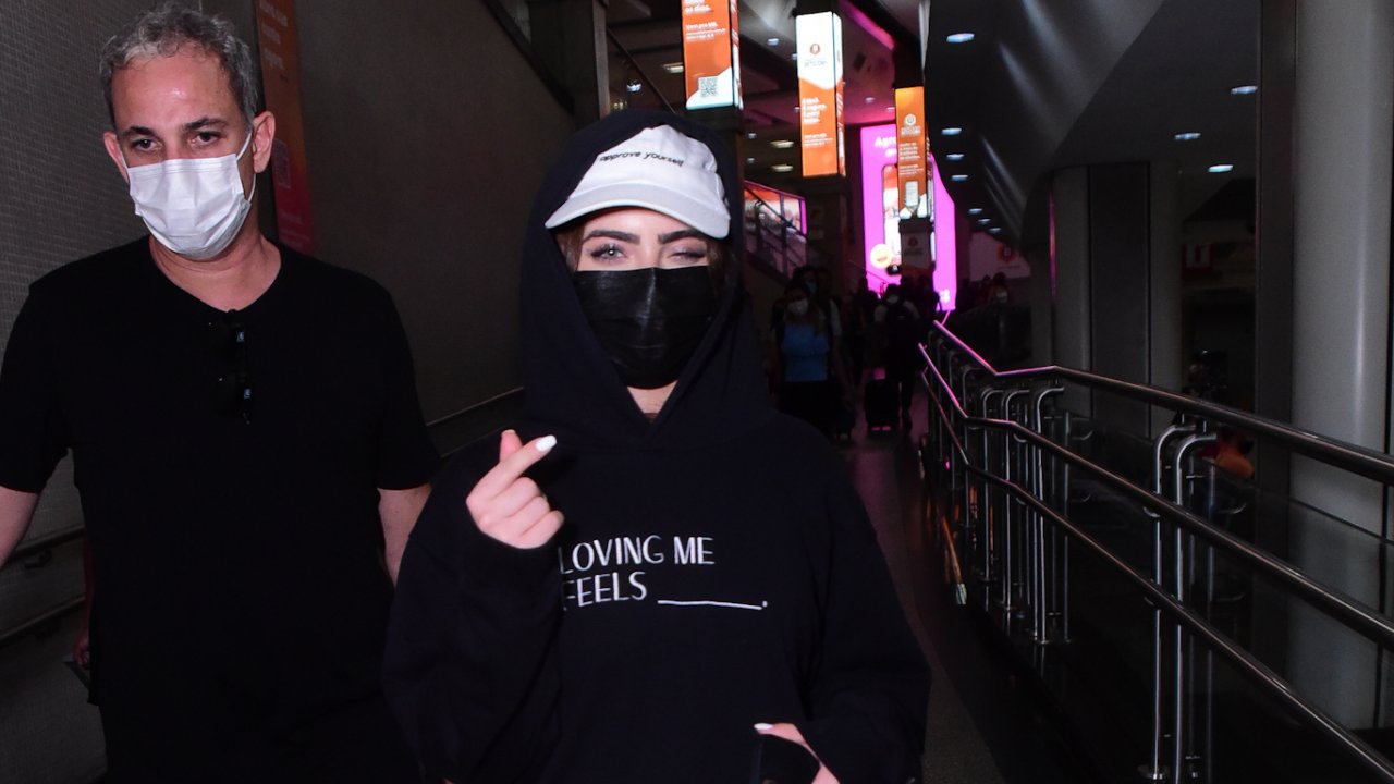 Jade Picon desembarca encapuzada e acompanhada no aeroporto de Congonhas em São Paulo