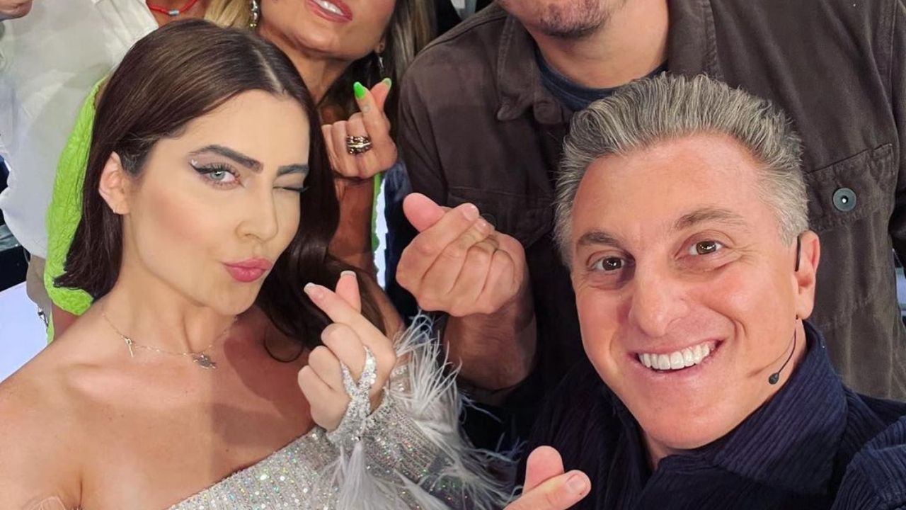 Jade Picon participa da gravação do ‘Domingão com Huck’ e posa ao lado de convidados