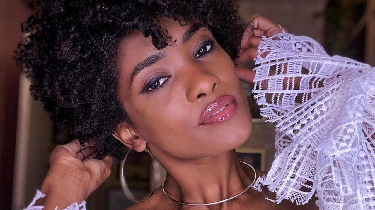 Erika Januza ousa em fantasia de Carnaval e mostra curvas com look transparente